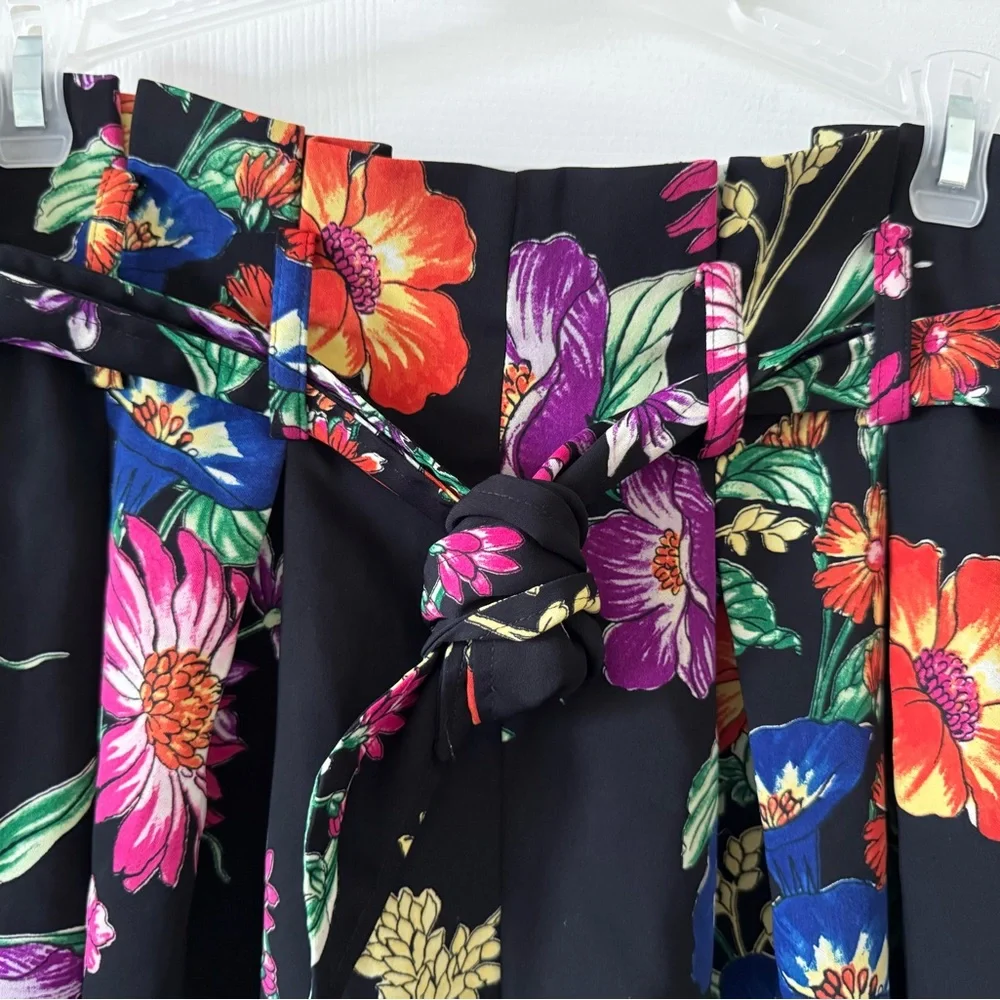 Express Baggy shorts, multi floral, 4, high paperback waist, side zip NWOT - Picture 6 of 9